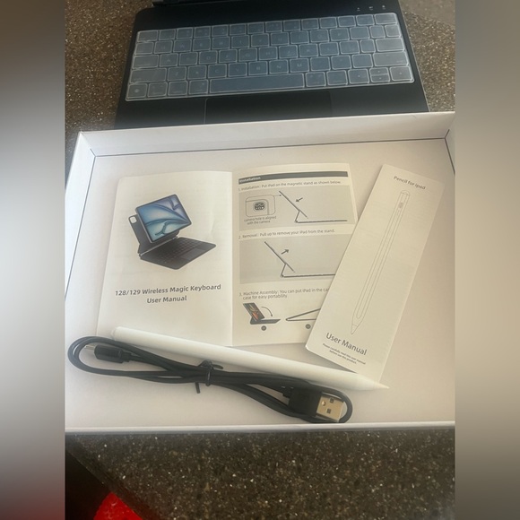 Magnetic Keyboard Case with Stylus Pen for iPad Air 11-inch(M3 2025,M2 2024)iPad - Picture 3 of 7